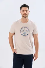 Remera azul marino de manga corta con cuello redondo, confeccionada en mezcla de algodón y poliéster. Presenta un estampado frontal circular de inspiración vintage con diseño de velero y tipografía alusiva a clubes deportivos.