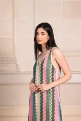 Vestido largo de tejido de punto con estampado de zig-zag vertical en tonos rosados, verdes, beige y lila. Presenta escote en V pronunciado tanto en el frente como en la espalda, con vivos de punto con lurex.