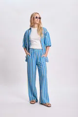 Pantalón de viscosa con rayas verticales en tonos de azul y amarillo.