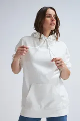 Hoodie deportivo color crudo, con capucha y bolsillo canguro.