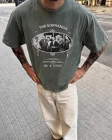 Remera oversize marrón con efecto lavado, manga corta y estampa frontal en blanco y negro de la serie The Sopranos.