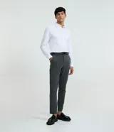 Pantalón slim masculino de corte ajustado, color gris oscuro, con cintura elástica con trabillas, cierre frontal tradicional y bolsillos funcionales.