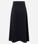 Pollera midi evasé negra, confeccionada en bengalina, con un recorte horizontal en la parte delantera.