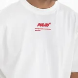 Remera de algodón con calce oversize, cuello redondo y mangas cortas. Presenta un estampado frontal con relieve y en contraste de color con el logo de la marca.