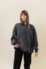 Sweater de tejido suave con lavado efecto vintage, color rosa fucsia, de calce oversize y cuello redondo.