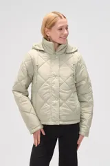 Campera acolchada de color negro con diseño de rombos, manga larga, capucha ajustable con cordones y cierre frontal con botones a presión.