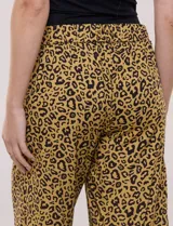 Pantalón crop fluido con estampado animal print, tiro alto y pretina elástica en la parte posterior. Cuenta con bolsillos laterales y perneras amplias y rectas.