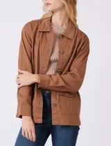Sobrecamisa color marrón con cuello solapa de pana y cierre frontal con botones. Presenta bolsillos en la parte delantera.