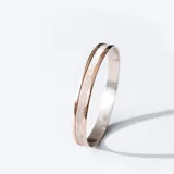 Esclava de diseño minimalista fabricada en plata y oro, con acabado esmerilado en la parte central y bordes pulidos.