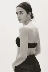 Soutien strapless de microfibra color negro, con copas acolchadas y tirantes finos ajustables y desmontables.