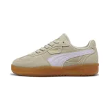 Championes Puma Palermo Moda Xtra Gum color arena con detalles en blanco y suela de goma color caramelo.