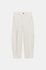 Jeans de tiro alto y diseño tapered, con cinco bolsillos, presillas para cinto y cierre frontal con cremallera y botón, en tono celeste claro lavado.