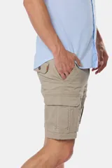 Bermuda cargo azul confeccionada en 98% algodón y 2% spandex.