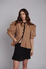 Falda corta negra de broderie de algodón con cintura elástica y volados en el ruedo.