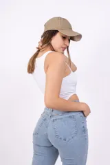 Body blanco de lycra con cuello redondo y sisas amplias.