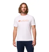 Remera de algodón blanca de manga corta con cuello redondo y ajuste regular. Presenta el logo de la marca estampado en el pecho en tonos naranja y amarillo.