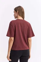 Remera de corte oversize color bordó, con cuello redondo y manga corta. Presenta un aplique frontal en forma de corazón con detalle de volados en el contorno.