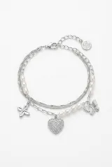 Pulsera de doble cadena plateada con perlas cultivadas intercaladas y dijes colgantes: una flor, un corazón pavé y una mariposa.