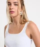 Vestido midi de corte ajustado, confeccionado en tejido acanalado de algodón con mezcla de poliéster y elastano. Presenta escote cuadrado, tirantes medios y diseño sin mangas, ofreciendo una silueta básica y versátil.