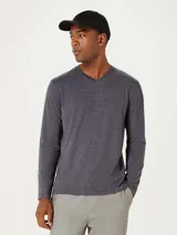 Camiseta unisex de manga larga color beige, con escote en V.