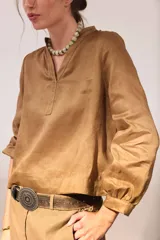 Blusa de lino color marrón con cuello mao, escote en V y mangas largas.