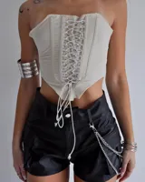 Corset negro con cordones en el frente.