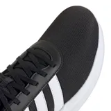 Championes urbanos Adidas modelo Lite Racer 4.0, color negro con las tres tiras laterales en blanco y suela con tecnología Cloudfoam. Confeccionados con materiales textiles ligeros y parte superior con contenido reciclado.