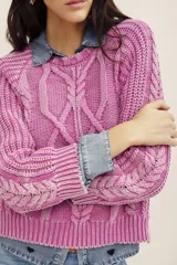 Sweater de tejido de punto con efecto acid wash, cuello redondo, mangas largas y diseño con trenzas y ribetes elásticos en puños y dobladillo.
