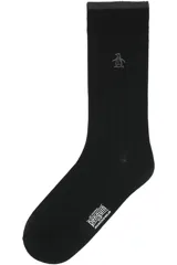 Medias de caña media color negro con textura acanalada. Presentan el logo de la marca bordado en la parte superior y el nombre de la marca estampado en la zona del pie.