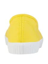 Sneaker de algodón orgánico color amarillo de la marca RKF, modelo Greece, con suela y puntera de goma blanca.
