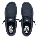 Zapatos Hey Dude Wally Stretch Mesh color azul, con cordones elásticos y suela blanca con textura.