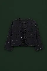 Saco tejido de punto color negro, con diseño de rayas horizontales formadas por pequeños puntos bordados en tonos verde, amarillo y violeta. Presenta cierre frontal con dos lazos y terminaciones con borde festoneado en cuello, puños y ruedo.