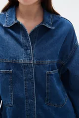 Sobrecamisa de jean con efecto lavado, color gris oscuro, de corte holgado, manga larga, cuello clásico y bolsillo frontal.
