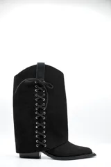 Bota 2 en 1 de cuero negro, con caña desmontable que presenta un diseño acordonado lateral. Posee taco bajo y punta redondeada.