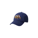 Gorra azul marino con bordado frontal de múltiples jinetes de polo a caballo.