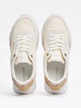 Zapatillas Tommy Hilfiger color crema con detalles en beige y dorado. Confeccionadas en poliéster con paneles mixtos y logo bordado en la lengüeta y el talón.