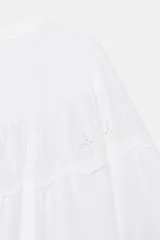 Top de cuello redondo y mangas cortas en forma de capa, color blanco, con detalles de bordados perforados combinados a tono en la parte superior.