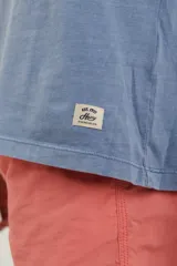 Remera celeste de algodón con bolsillo en el pecho y cuello redondo.