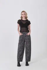 Remera de manga corta, cuello redondo y corte ajustado al cuerpo, confeccionada en tejido de poliéster con estampado de camuflaje en tonos verde militar, beige y marrón.