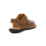 Sandalias franciscanas de cuero color sésamo para hombre, con múltiples tiras y ajuste con velcro.
