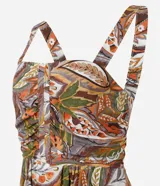 Vestido evasé midi de breteles anchos con elásticos, escote cuadrado y abertura vazada con frunzidos abajo del busto, lastex en la espalda y volados en superposición en la pollera. Estampado con flores y follaje.