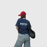 Remera de algodón color azul marino con estampa gráfica en la espalda que incluye el texto 'VNFO' y la frase 'NOT FOR EVERYONE IF YOU KNOW, YOU KNOW'.