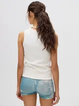 Musculosa de canalé color celeste, con diseño crop y pequeño logo bordado en el centro del pecho.
