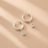 Aros argolla de plata 925 con dije colgante en forma de lágrima engarzado con circonia transparente.