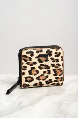 Billetera con cierre de cremallera y estampado animal print de leopardo.