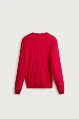 Sweater de punto regular fit tejido en seda de color negro, con cuello en pico y manga larga. Cuenta con acabados en rib.
