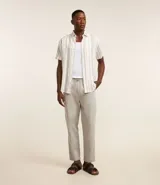 Pantalón masculino de corte relajado confeccionado en tejido oxford de algodón. Presenta cintura con trabillas y lazo ajustable, bolsillos laterales y traseros.