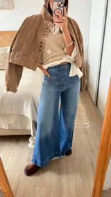 Jean de mujer color azul claro, de corte wide leg, con bolsillos delanteros de parche y bolsillos traseros.