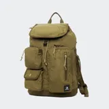 Mochila Converse color verde militar con múltiples bolsillos frontales y cierre superior con solapa y cordón ajustable. Logo de la marca en la parte inferior.