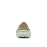 Slip on Merrell modelo Hut Moc 2, color verde oliva con talón en tono tostado. Presenta un diseño acolchado con costuras tipo quilt, talón plegable y suela de espuma ligera.